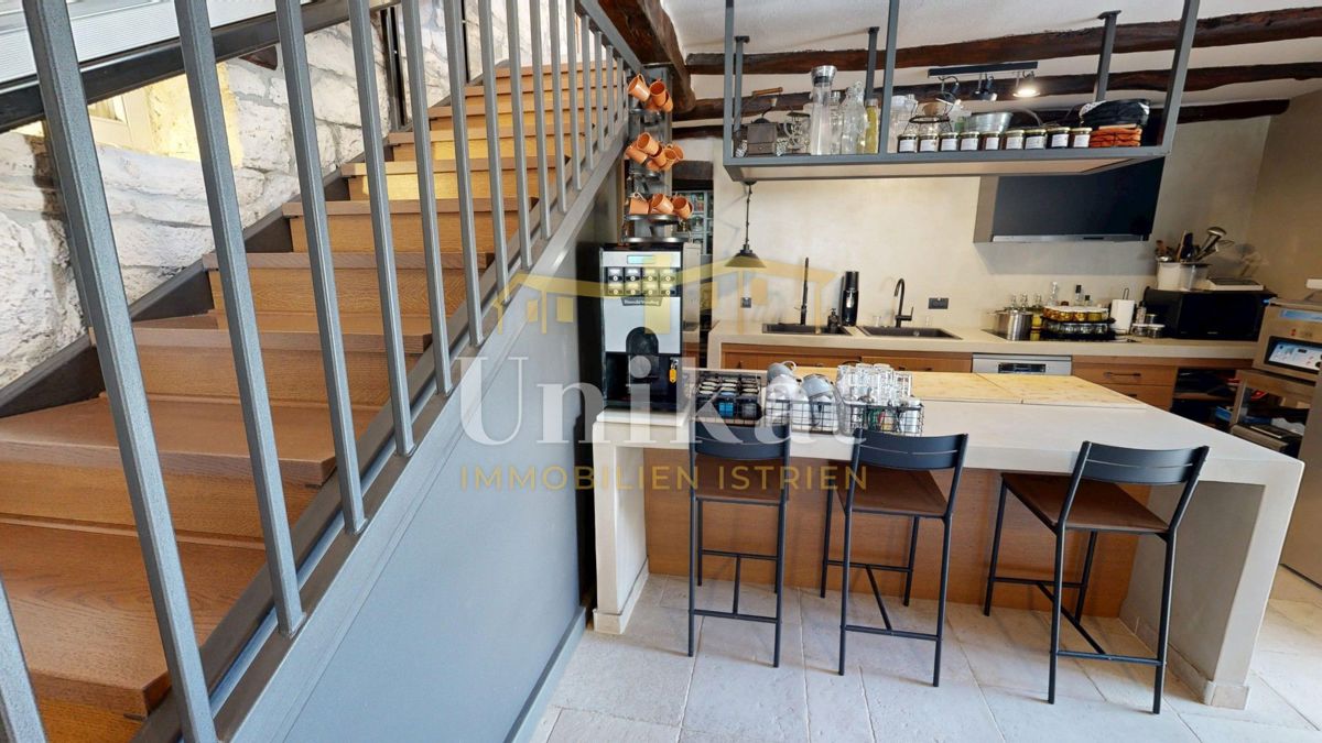 Čudovita posest z dvema kamnitima hišama in bazenom